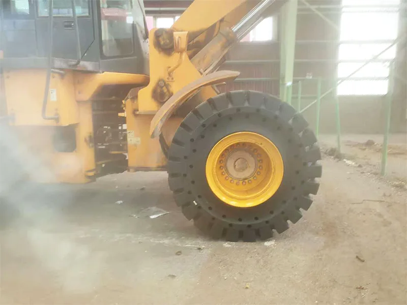 Склозавод у Бразилії використовує тверді шини 23,5-25